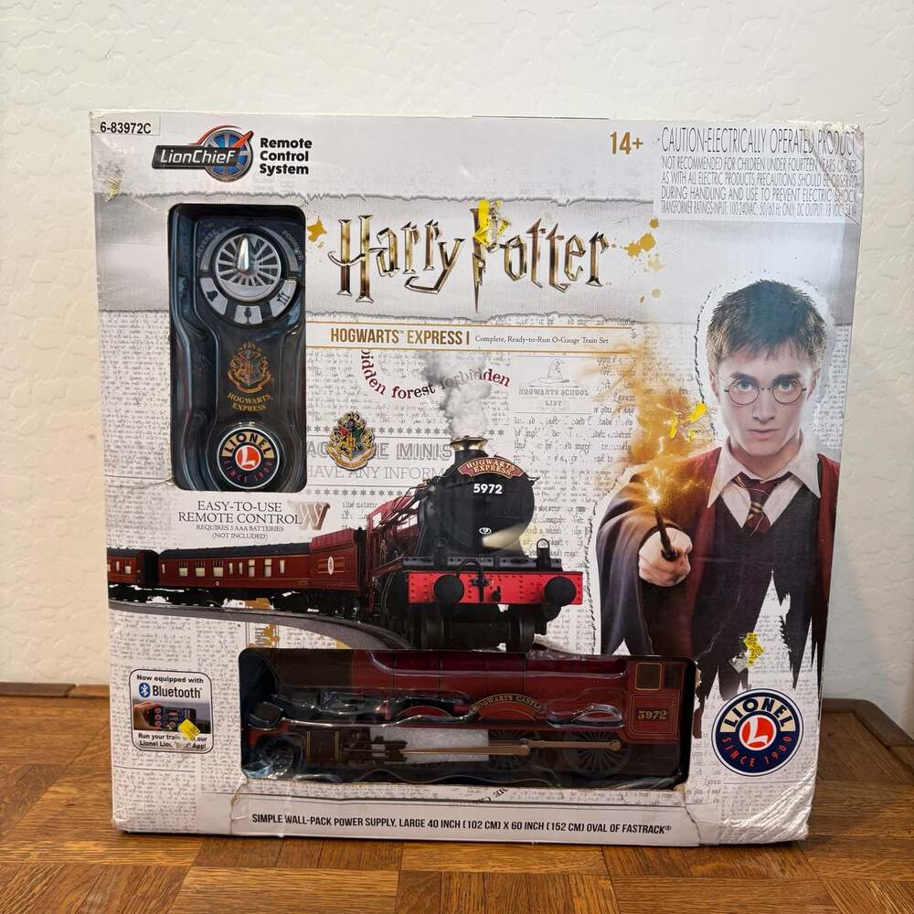 Lionel Harry Potter Hogwarts Express O-Gauge Bluetooth Train Set 6-83972C